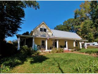 245 Water St, Clarkesville, GA 30523-5418