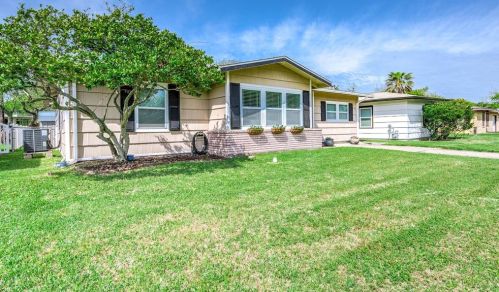 17 Lyncrest Dr, Galveston, TX 77550-3214