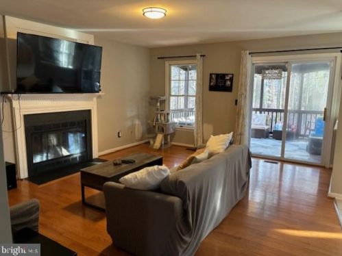 3909 Leaf Lawn Ln, Woodbridge VA  22192-4901 exterior