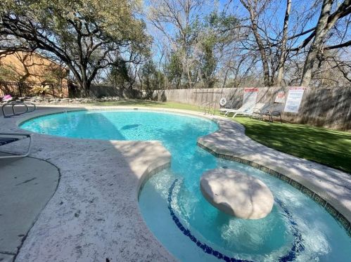 1503 Bridgeway Dr, Austin TX  78704-4955 exterior