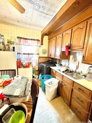 38 Dover St, Waterbury, CT 06706-1027