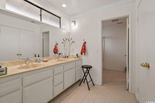 1998 Glenoaks Blvd, Glendale CA  91201-1644 exterior