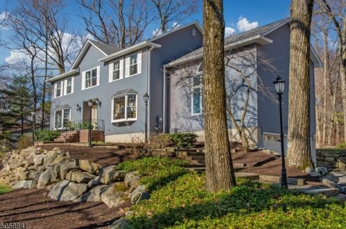 10 Geoffrey Dr, Kinnelon, NJ 07405-2928