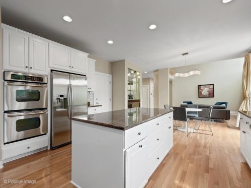 6887 Fieldstone Dr, Willowbrook IL  60527-5295 exterior