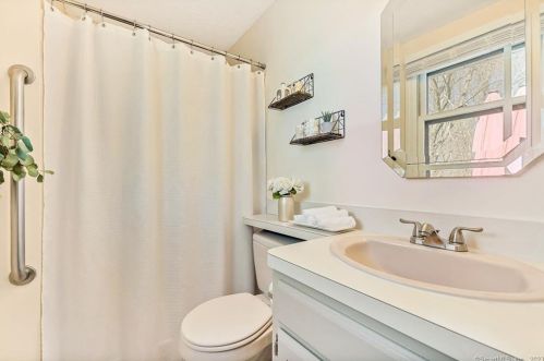 35 Nancy Dr, Wapping CT  06074-4244 exterior
