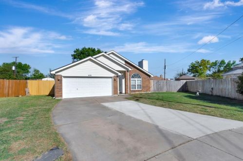 805 Columbia Ct, Fort Worth, TX 76131-1041