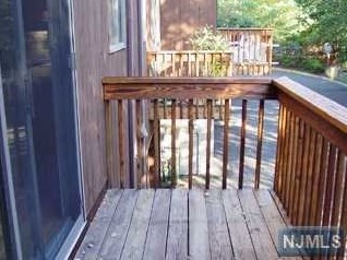 4 Westley Ln, N Milford, NJ 07646-3200