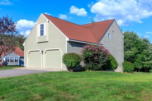 2 Thresher Rd, Nashua, NH 03063-2822