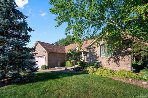 1095 Prairie View Dr, Somonauk, IL 60552-3236
