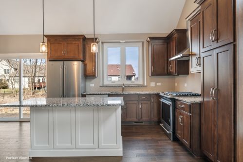 546 Sudbury Cir, Oswego, IL 60543-7147