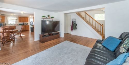 8 Fairlawn Ave, Dover, NJ 07869-1517