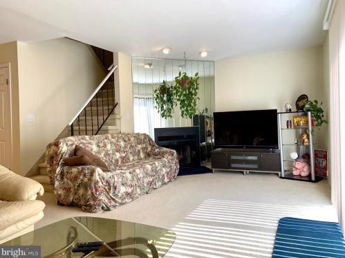 11 Palm Ct, Edison, NJ 08820-4309