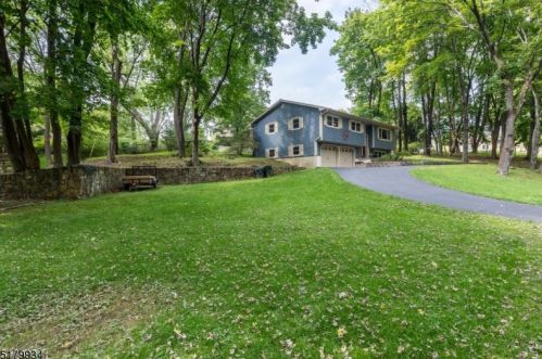 8 Coolidge Ct, Califon, NJ 07830-4338