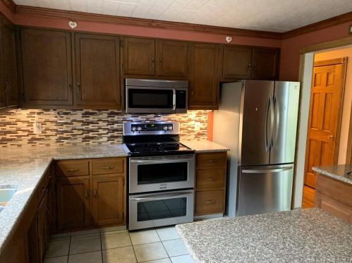 10 Silas Deane Rd, Gales Ferry, CT 06339-1328