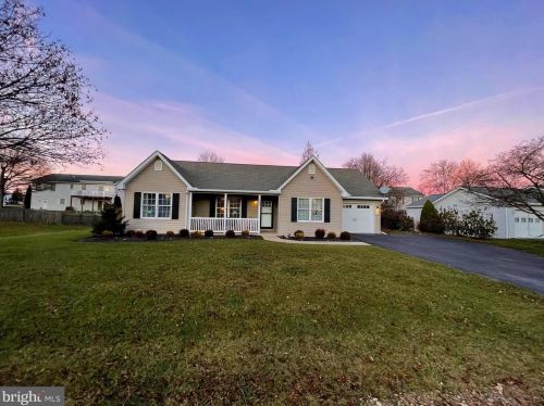 101 Oriole Ln, Falling Waters, WV 25419-4019