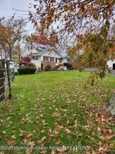 5 Holmes Mill Rd, Upper Freehold Township, NJ 08514-1803