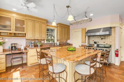 35 Leroy Pl, Tinton Falls NJ  07701-1712 exterior