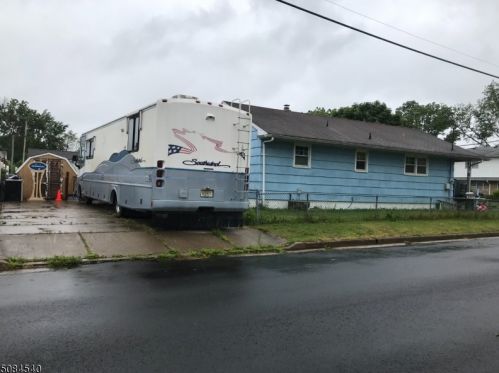 81 15th Ave, Manville, NJ 08835-1521