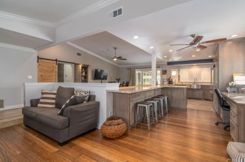 6309 Westview Dr, Riverside CA  92506-5325 exterior