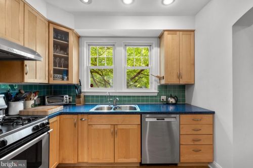 800 Easley St, Silver Spring MD 20910-4587 exterior