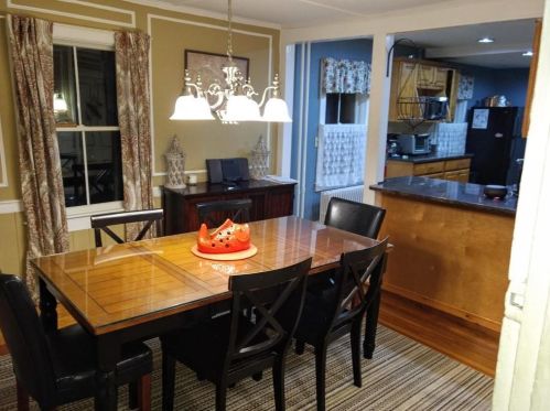 15 Young St, Middletown, RI 02840-3446