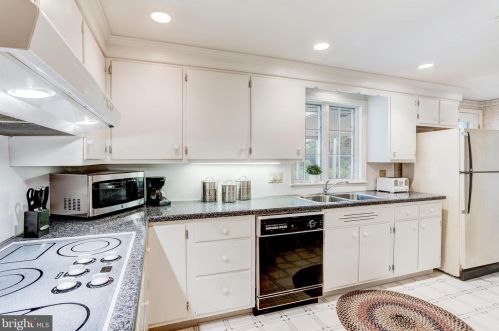 2113 Lyndell Dr, Lancaster PA  17601-5728 exterior