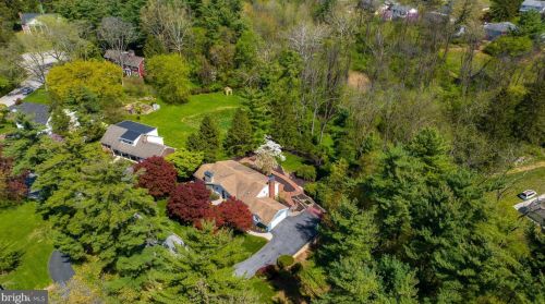 2033 Crescent Rd, York PA  17403-4760 exterior
