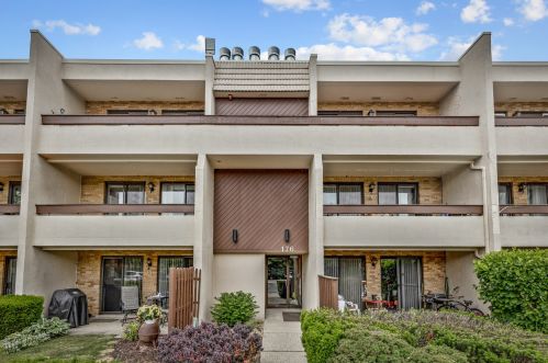 176 Springbrook Dr, Hanover Park, IL 60108-8298