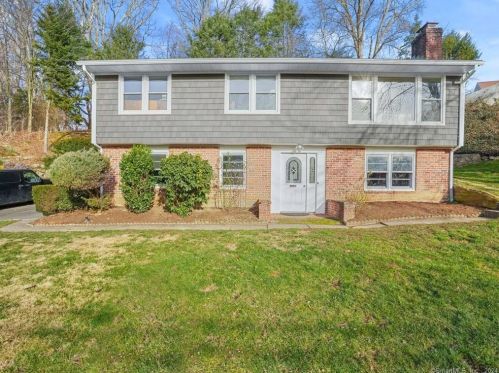 14 Lakewood Dr, Norwalk, CT 06851-1021