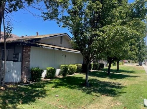 819 Kettleman Ln, Lodi, CA 95240-6025