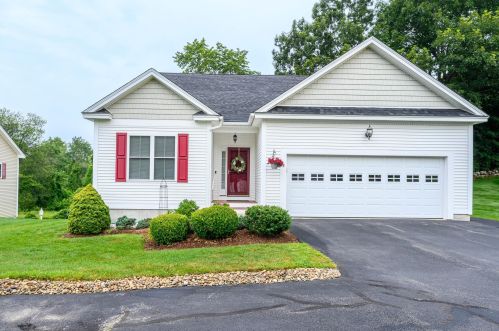 3 Sugar Plum Ln, Londonderry, NH 03053-3300
