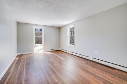 1 Cherokee Ct, Londonderry NH  03053-2635 exterior