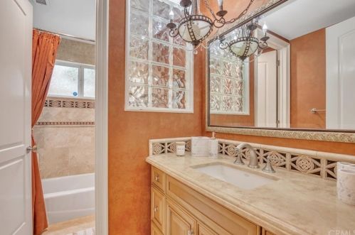 1610 Pacific Coast Hwy, Huntington Beach CA  92648-4434 exterior