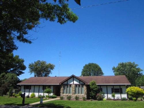 503 April Ave, Brownsville, IL 62821-1572