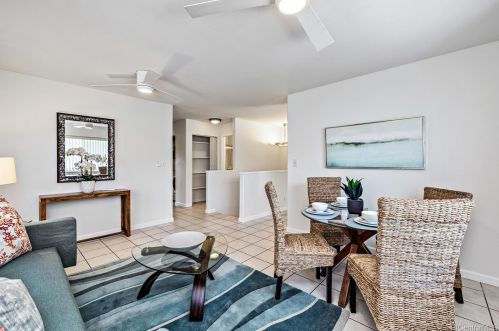 915 Mccully St, Honolulu HI  96826-6701 exterior