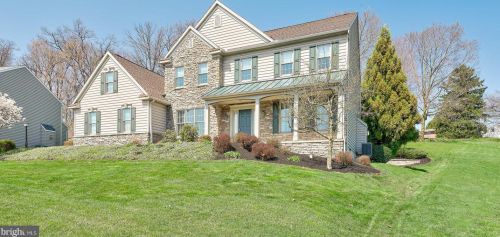 957 Castle Pond Dr, York, PA 17402-7557