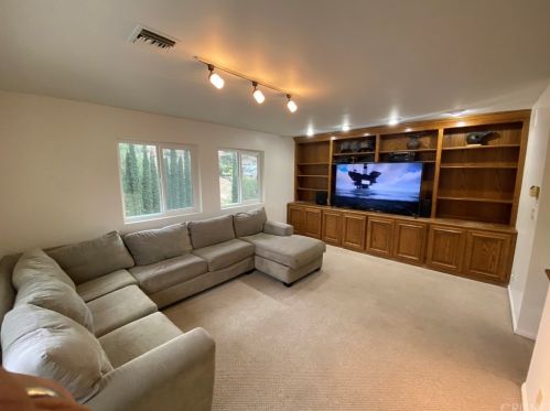 1319 Gonzales Rd, Simi Valley CA exterior