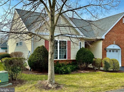 49 Meadowlark Dr, Trenton, NJ 08690-3554