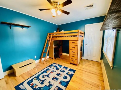 4 Cove View Dr, Quaker Hill CT  06375-1501 exterior