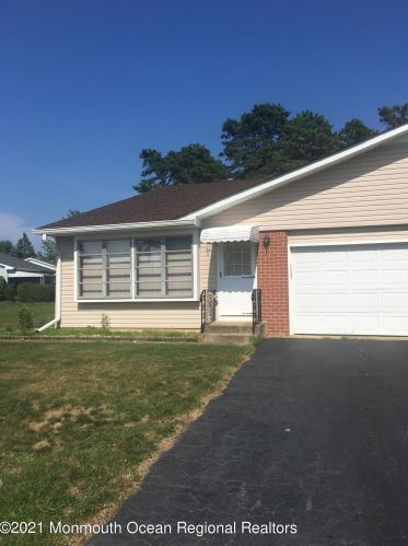34 Hudson Pkwy, Lakehurst, NJ 08759-6303
