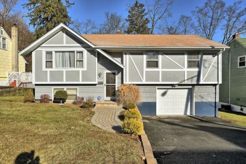 4 Green Tree Ln, Dover, NJ 07801-4420