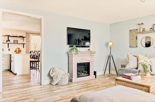 35 Nancy Dr, Wapping CT  06074-4244 exterior