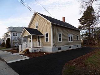 39 Tucker St, Lincoln, RI 02865-2142