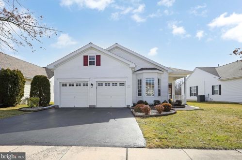 17 Ellington Dr, Columbus, NJ 08022-2366