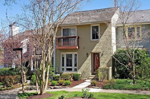 2004 Chadds Ford Dr, Herndon, VA 20191-4002