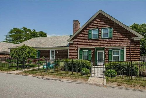 18 Phelps Rd, Middletown, RI 02842-5447
