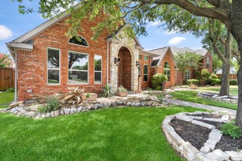 1003 Hunters Creek Dr, Carrollton TX  75007-1111 exterior