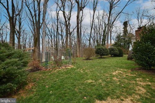 7724 Carrleigh Pkwy, Springfield VA  22152-1307 exterior