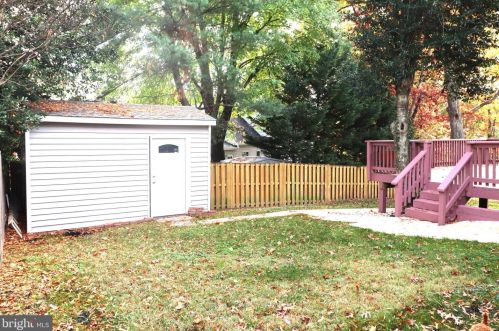 8005 Lake Pleasant Dr, Springfield VA  22153-3005 exterior