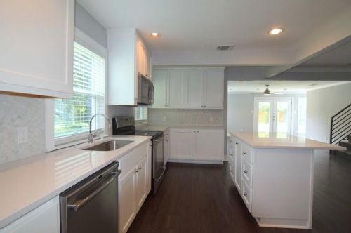 7513 Carriage Dr, Austin TX  78752-1401 exterior